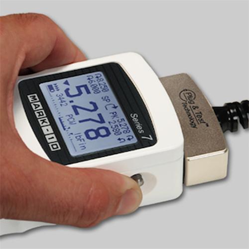 Un dinamómetro digital es un instrumento que sirve para medir fuerzas, como tracción, compresión o fuerza de agarre, y mostrar el resultado en una pantalla electrónica en unidades como newtons, kilogramos-fuerza o libras-fuerza. Se utiliza en áreas como la industria, laboratorios y rehabilitación para obtener mediciones precisas y repetibles de la fuerza aplicada.